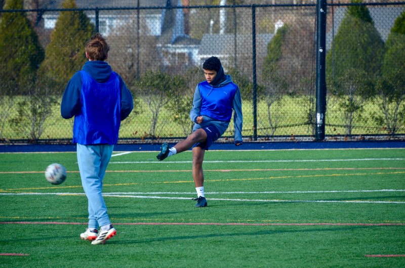Andres Romero-Nieto passes the ball in his Goldey-Beacom gear.