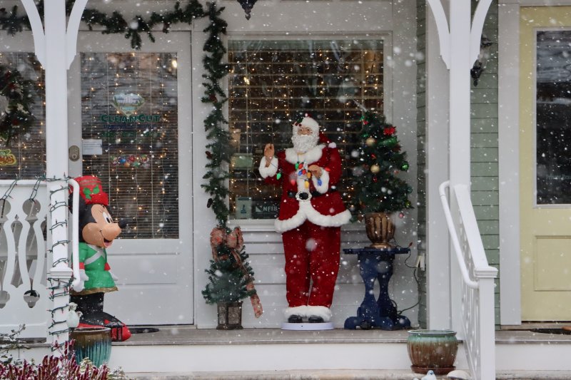 The snow makes these Christmas decorations on Savannah Road in Lewes look even more Christmasy. BILL SHULL PHOTO