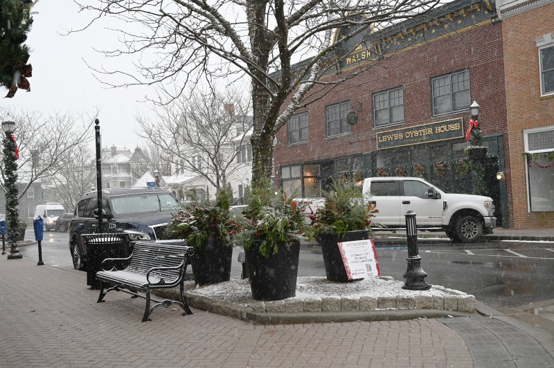 Snow falls on Second Street in Lewes just hours after the annual Merchants’ Hospitality Night. NICK ROTH PHOTO