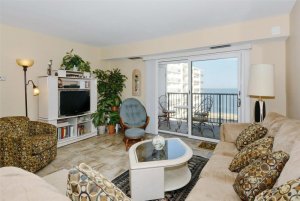 Spacious 2 bedroom condo in the Henlopen.