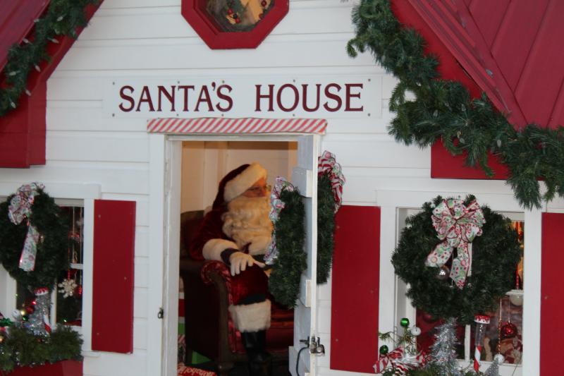 Rehoboth Santa’s House open for human and canine visitors Dec. 23