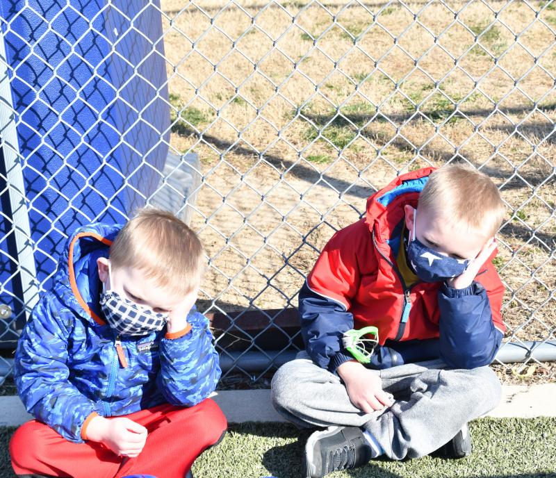 Coach Lindsey Underwood’s boys Christopher and Luke relax between clinic sessions. DAVE FREDERICK PHOTO