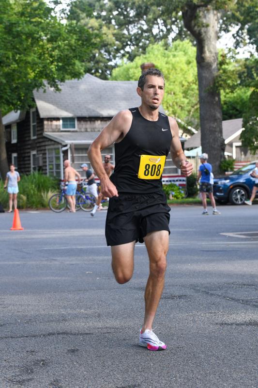 Scott Wallace wins the masters title in 17:02.