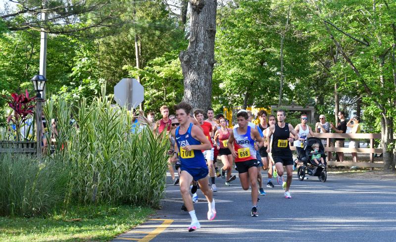 Fast runners round the bend onto Henlopen Avenue and head toward the ocean. DAVE FREDERICK PHOTOS