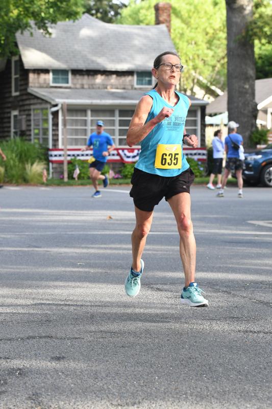 Cindy Conant wins the female masters race.