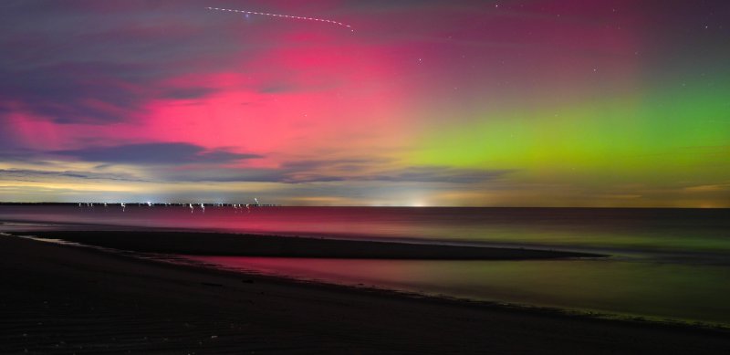 The northern lights turn the sky pink and green over the Delaware Bay in Lewes around 10 p.m., Nov. 11. ELLEN MCINTYRE PHOTOS