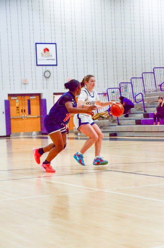 Seahawks sophomore Reilly Mobilia enters the arc.