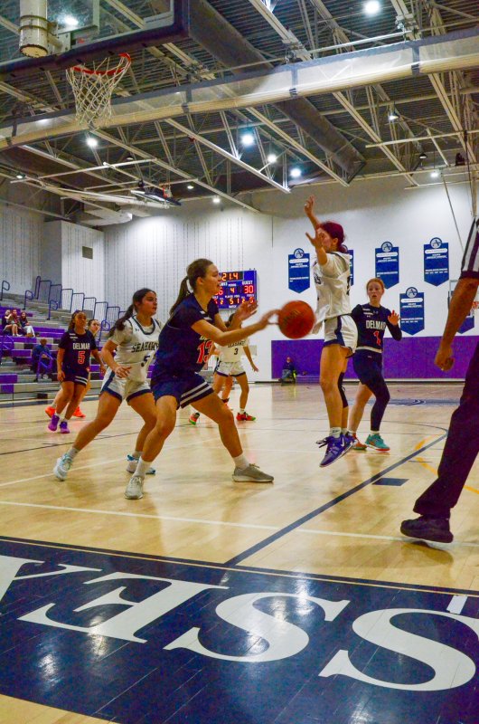 Seahawks junior Bella Zorn tries to disrupt a pass during a press.