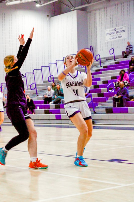 Seahawks sophomore Reilly Mobilia looks up for a lay-up.