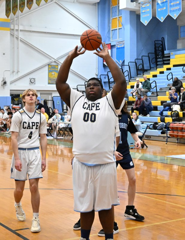 Jaylin Tingle hits a deuce for the Vikings.