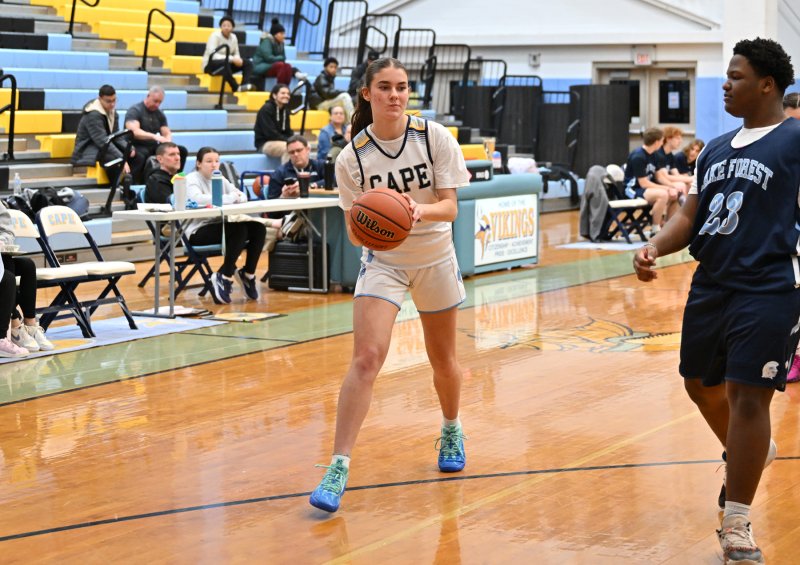 Junior unified partner Camilla Willis looks to pass inside.