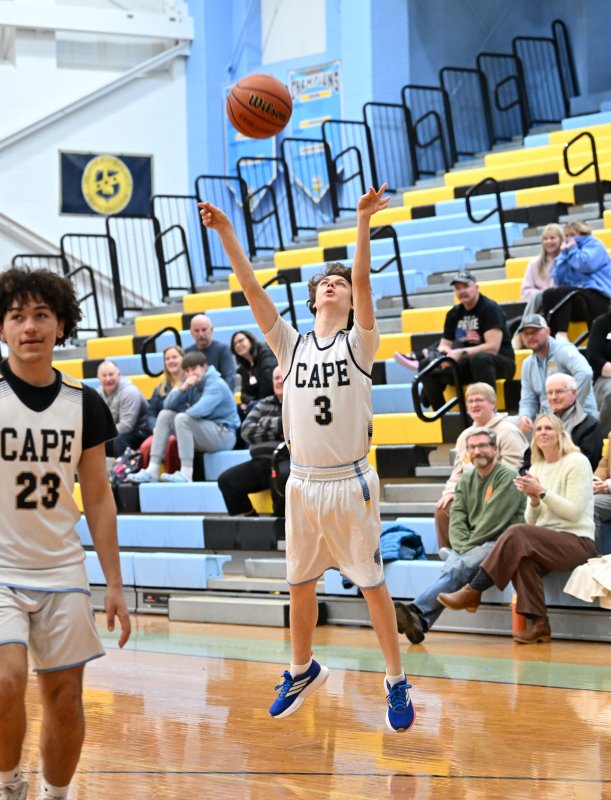 Xavier Zimmer takes a three.