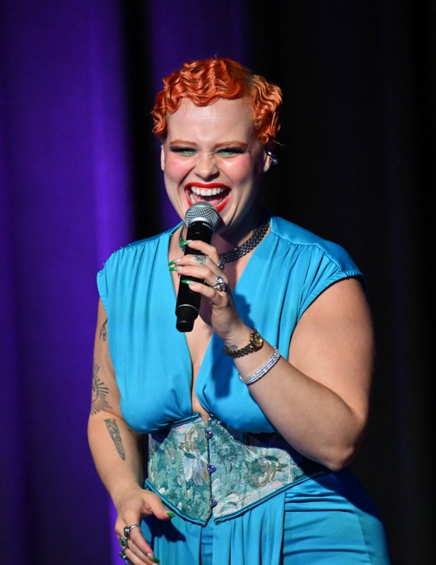 Yoli Mayor entertains the crowd Friday night.