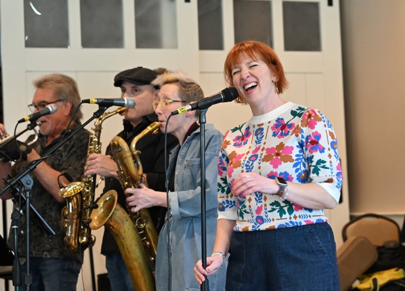 Funsters singer Nancy Curry sings Amy Winehouse’s “Valerie.”