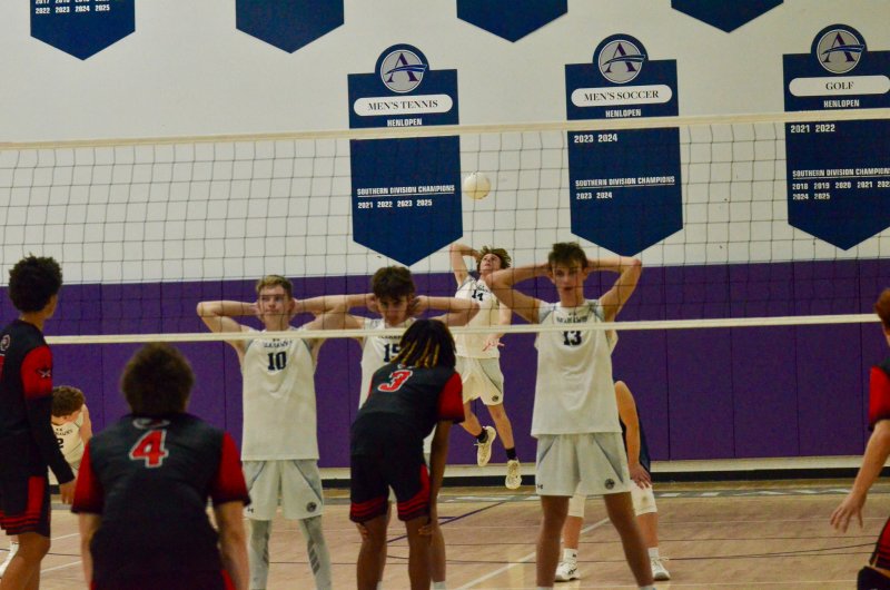 Seahawks junior Desmond Davis went on an impressive run of aces to start the second set.