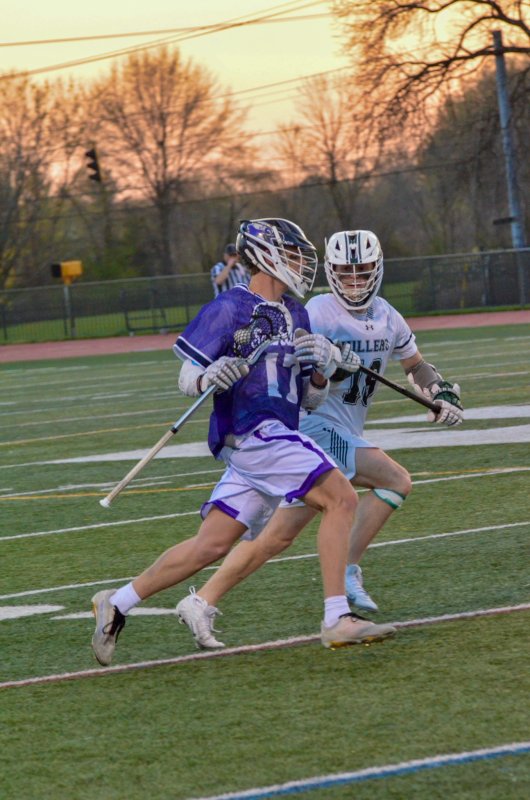 Seahawks senior Chase Ballinger races past his defender.