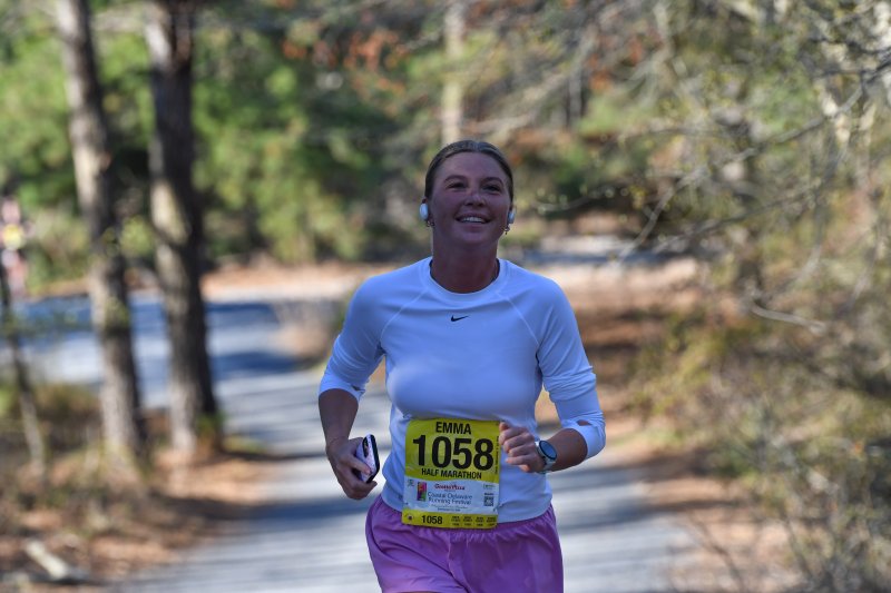 Emma Sekscinski runs to a time of 1:33:22 in the half-marathon.