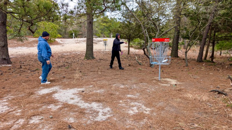 Chris “Eagle” Peters’ disc rattles around the hole.