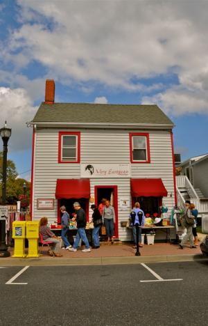 Shoppers crowd the sidewalk in front of Very European Boutique in downtown Lewes. BY RON MACARTHUR