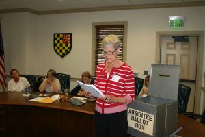 Joan Reader, Lewes election judge, announces results of the five-way race for two city council seats. Incumbent Ted Becker and first-time candidate Bonnie Osler have been elected to serve on the panel. BY HENRY J. EVANS JR,