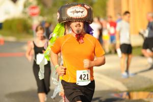 Jimmy Kroon rocks the Pumpkin Ale bottle cap in the 10K race. BY DAVE FREDERICK