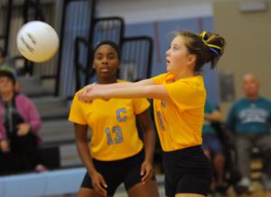 Mariner's Juliann Webb bumps a return. BY DAN COOK