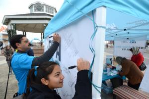 Dr. Vikas Batra and Anchita Batra sign the LUNG FORCE tribute wall. BY DENY HOWETH