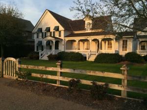 Neatly kept homes line the modest streets of Manteo.