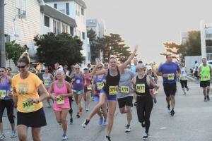 Early start of 7 a.m. for the 10-mile run. DAVE FREDERICK PHOTO