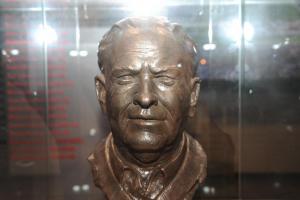 Bronze bust of Pop Warner inside the Temple football facility. DAVE FREDERICK PHOTO
