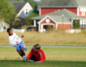 Nate Sivels pressures the goalie. DAVE FREDERICK PHOTO
