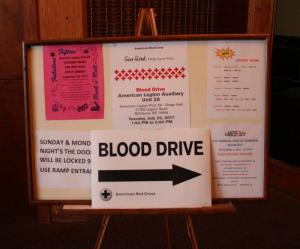 A sign directs blood donors to the donation site.