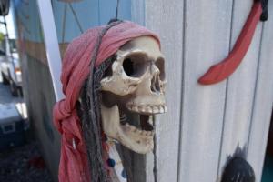 A skull greets new pirates as they arrive at the dock.