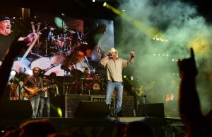 Toby Keith sings one of his top hits from 25 years ago.