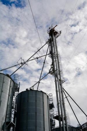 Willin Farms has internet-access equipment mounted on its grain elevator.