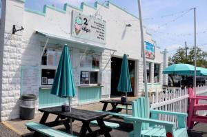 2 Dips has lots of seating at its shop for patrons to relax as they enjoy their tasty treats.