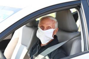 Magic Jack Noel picks up his packet for the Jungle Jim’s virtual race. DAVE FREDERICK PHOTO