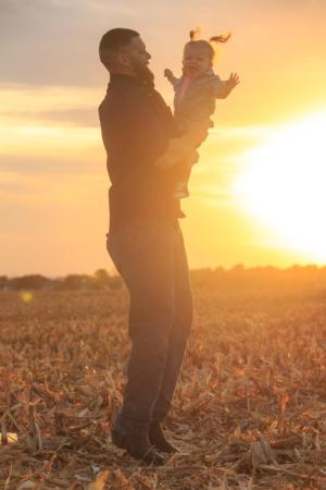 Dad-Plays-With-Daughter-in-Delaware-Cornfield