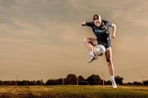 Female-soccer-player-juggles-ball-in-Delaware