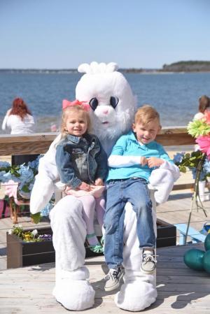 At last year’s Egg Scoop, Everlie and Charlie Roll of Fleetwood, Pa., enjoy a photo with the Easter Bunny. NICK ROTH PHOTO